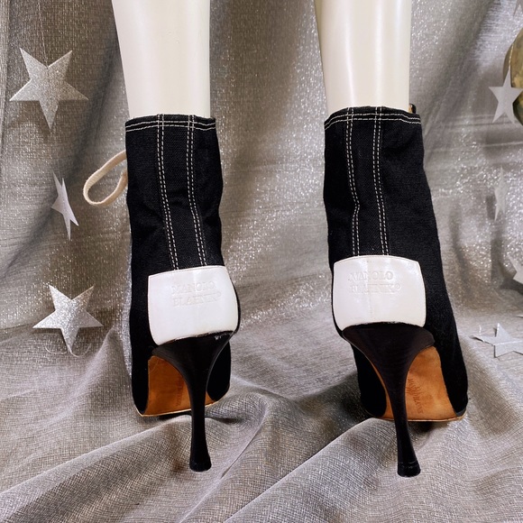 ♥️SOLD♥️MANOLO BLAHNIK Classic Black & White Logo EUC Sneaker 4” Heel Booties 39 - Picture 12 of 17